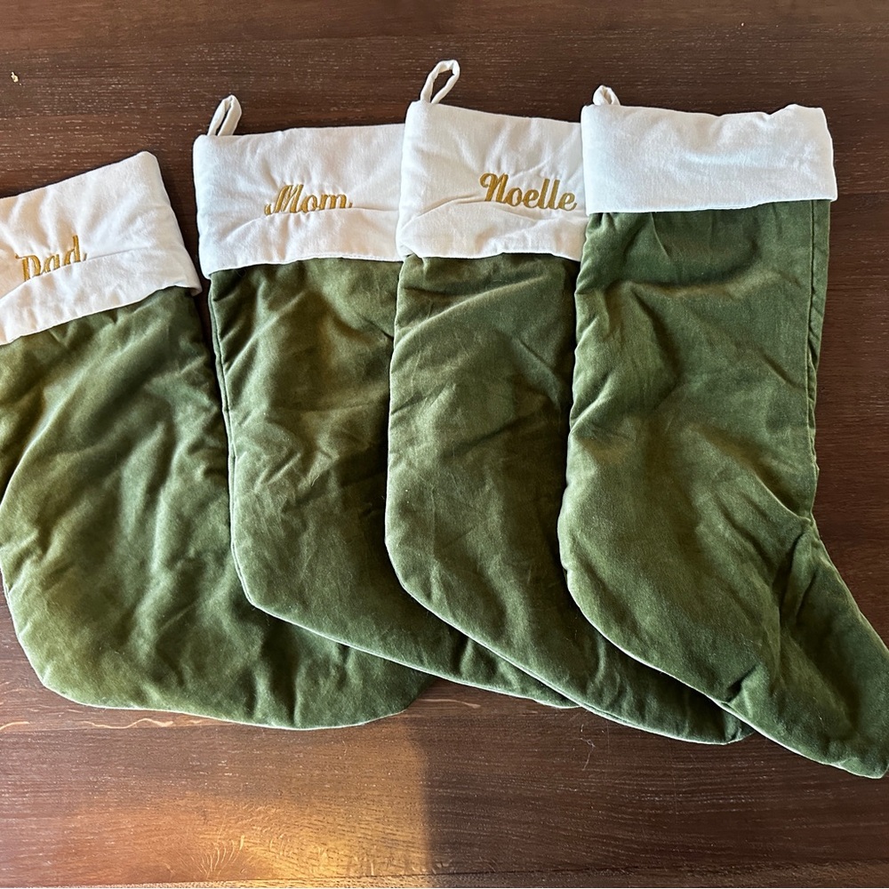 4 green stockings.